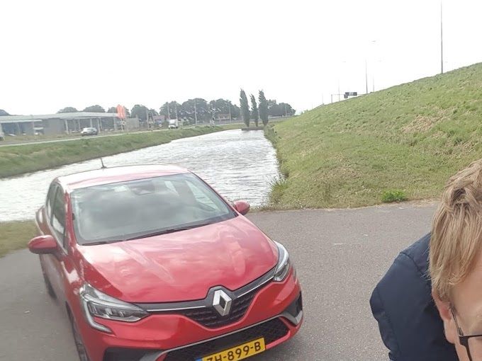 Kijk eens aan. Een auto waar ik al lang een zwak voor heb is door Renault aangepakt. Opnieuw heeft Laurens van den Acker goed werk afgeleverd met het ontwerp van de auto. Heerlijk auto om in te rijden. Met dank aan Autobedrijf Nieuwendijk B.V. Renault-dealer voor de samenwerking.