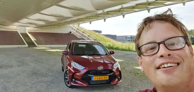 Duimpjes omhoog voor de nieuwe Toyota Yaris 1.5 Hybrid First-Edition. Wat een strak ogende auto s het. Met dank aan Louwman Hoofddorp Toyota-dealer te Hoofddorp voor de samenwerking.